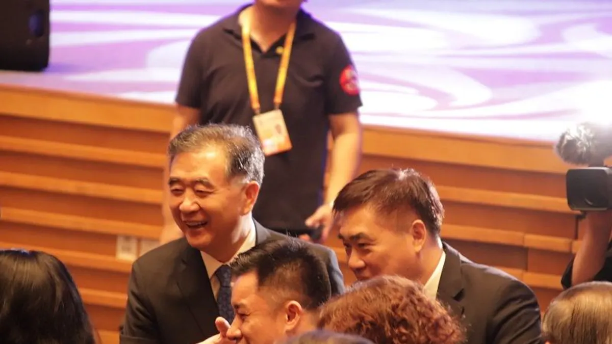 國民黨副主席郝龍斌(右)出席海峽論壇,說兩岸是一家人,又引起爭議。圖為郝龍斌與中國政協主席汪洋(左)出席廈門海峽論壇。(風傳媒)