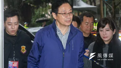 國民黨副總統參選人張善政(左二)被問到支持無黨籍立委候選人傅崐萁一事,張善政馬上「變臉」解釋「我講了100遍了,支持下架民進黨的立委,就是最優先的目標,還需要解釋嗎?」(資料照,蔡親傑攝)
