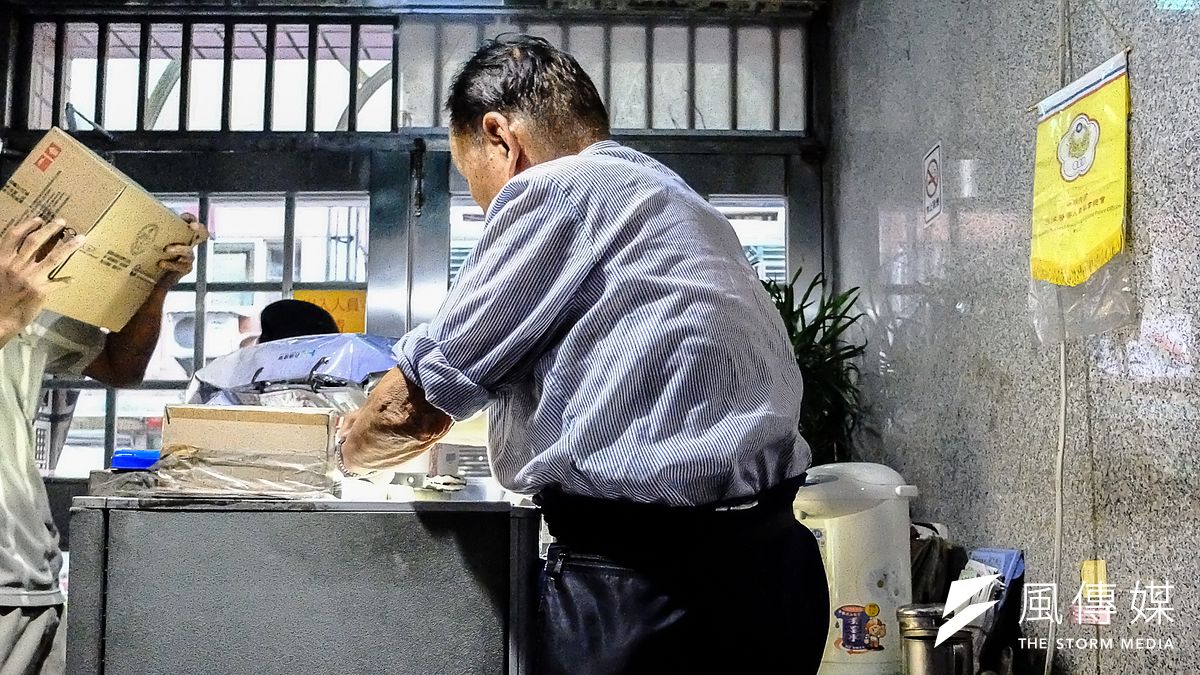 現在擔任1棟老公寓的管理員的賀伯伯,從1950年開始擔任警察。(曾原信攝) 現在擔任1棟老公寓的管理員的賀伯伯,從1950年開始擔任警察。(曾原信攝)