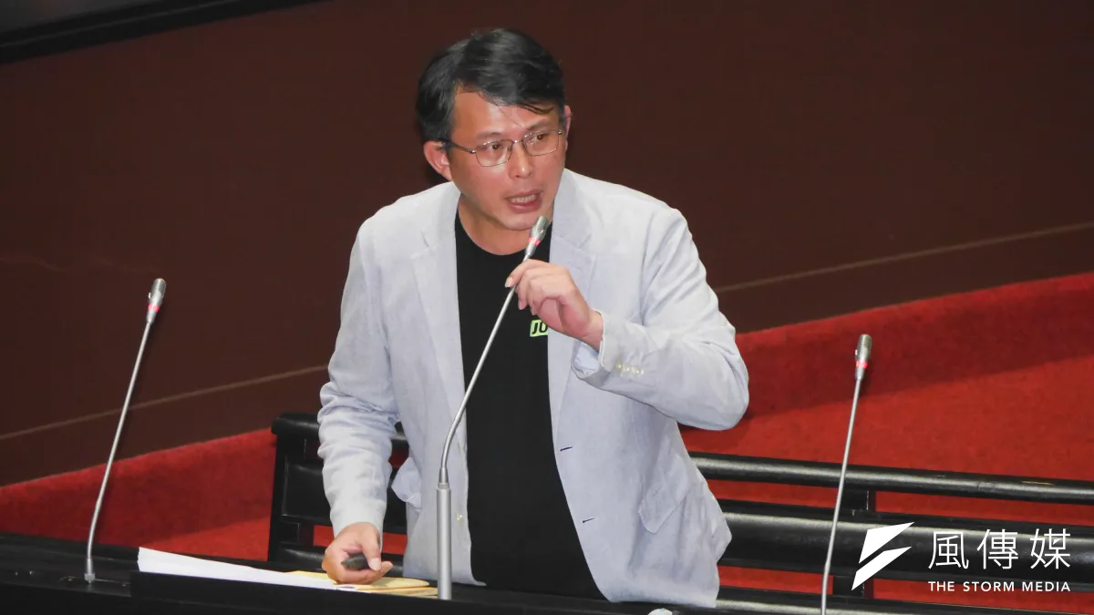 民眾黨立法院黨團總召黃國昌20日爆料,自己接獲NCC內部「有名有姓」的檢舉,NCC代理主委翁柏宗在過年時送的海鮮禮盒,是由廣電媒體公司買單。(蔡親傑攝)