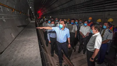 2021年8月18日,李克強視察河南省鄭州市的地鐵5號線隧道。(美聯社)