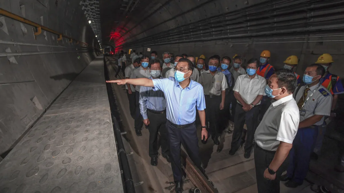 2021年8月18日,李克強視察河南省鄭州市的地鐵5號線隧道。(美聯社)
