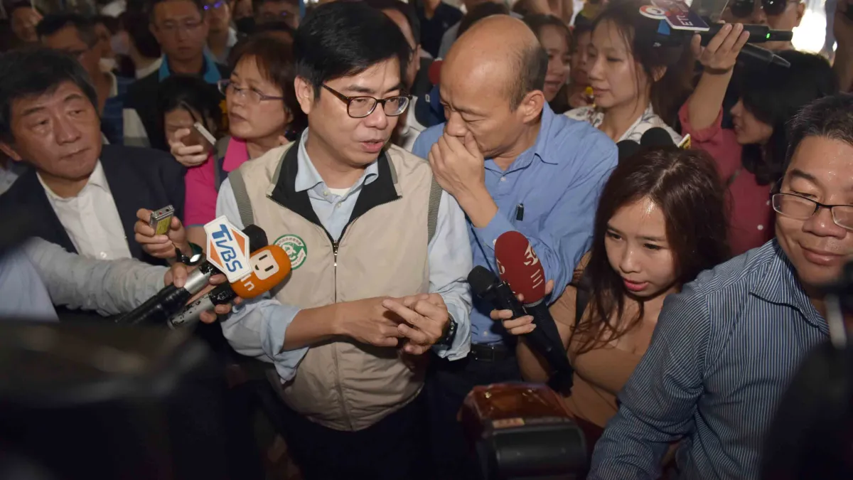 行政院副院長陳其邁(前左二)與高雄市長韓國瑜(前左三)下午視察登革熱疫情嚴重的三民區金獅湖市場環境。(高雄市政府提供)
