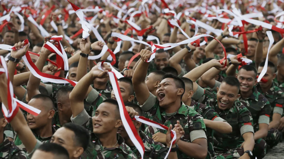 印尼軍方發動反鍾萬學示威,軍人拿著印尼國旗配色的頭帶揮舞。(美聯社)