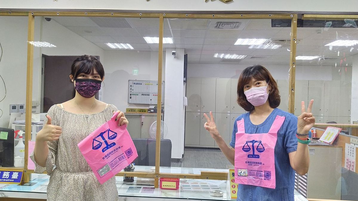 調解成立日將致贈環保兩用袋。(圖/新北市板橋區公所提供) 調解成立日將致贈環保兩用袋。(圖/新北市板橋區公所提供)