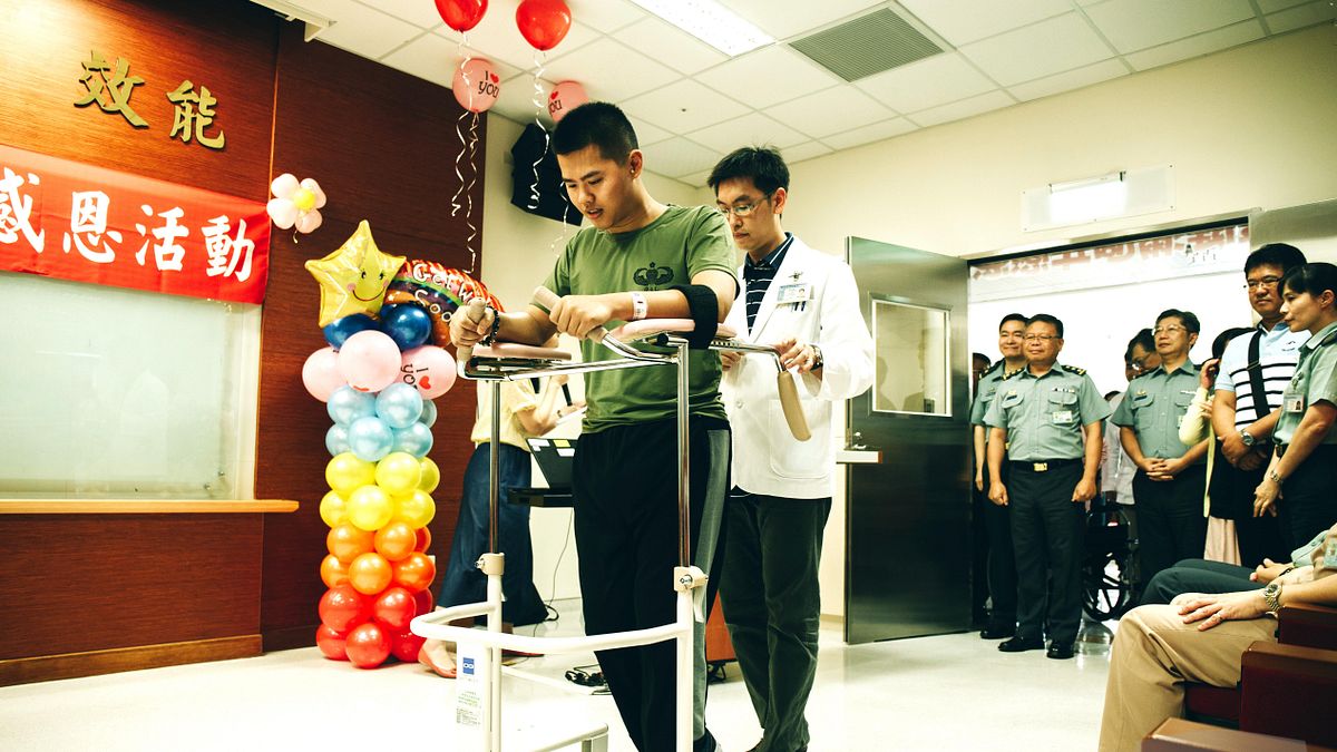 陸軍特指部下士秦良丰是在去年漢光演習實兵演練前夕跳傘摔傷,經過一年的復健,目前恢復良好。(軍聞社提供) 陸軍特指部下士秦良丰是在去年漢光演習實兵演練前夕跳傘摔傷,經過一年的復健,目前恢復良好。(軍聞社提供)