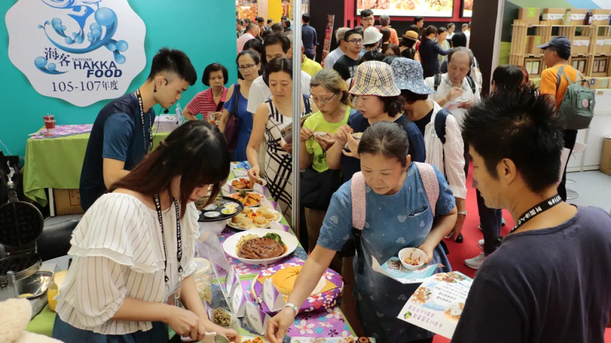 2018台灣美食展「桃園客家海洋美食區」吸引許多民眾試吃。(圖/桃園市政府客家局提供)