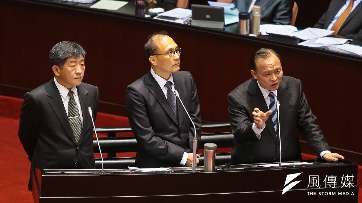 農委會主委林聰賢21日至立院備詢。林聰賢表示,若未來3天沒有新案例,疫情在可控制的範圍,就沒有再延長管制的問題;但若案例仍不斷增加,因H5N6有禽傳人的風險,延長管制是必要的。(顏麟宇攝) 農委會主委林聰賢21日至立院備詢。林聰賢表示,若未來3天沒有新案例,疫情在可控制的範圍,就沒有再延長管制的問題;但若案例仍不斷增加,因H5N6有禽傳人的風險,延長管制是必要的。(顏麟宇攝)