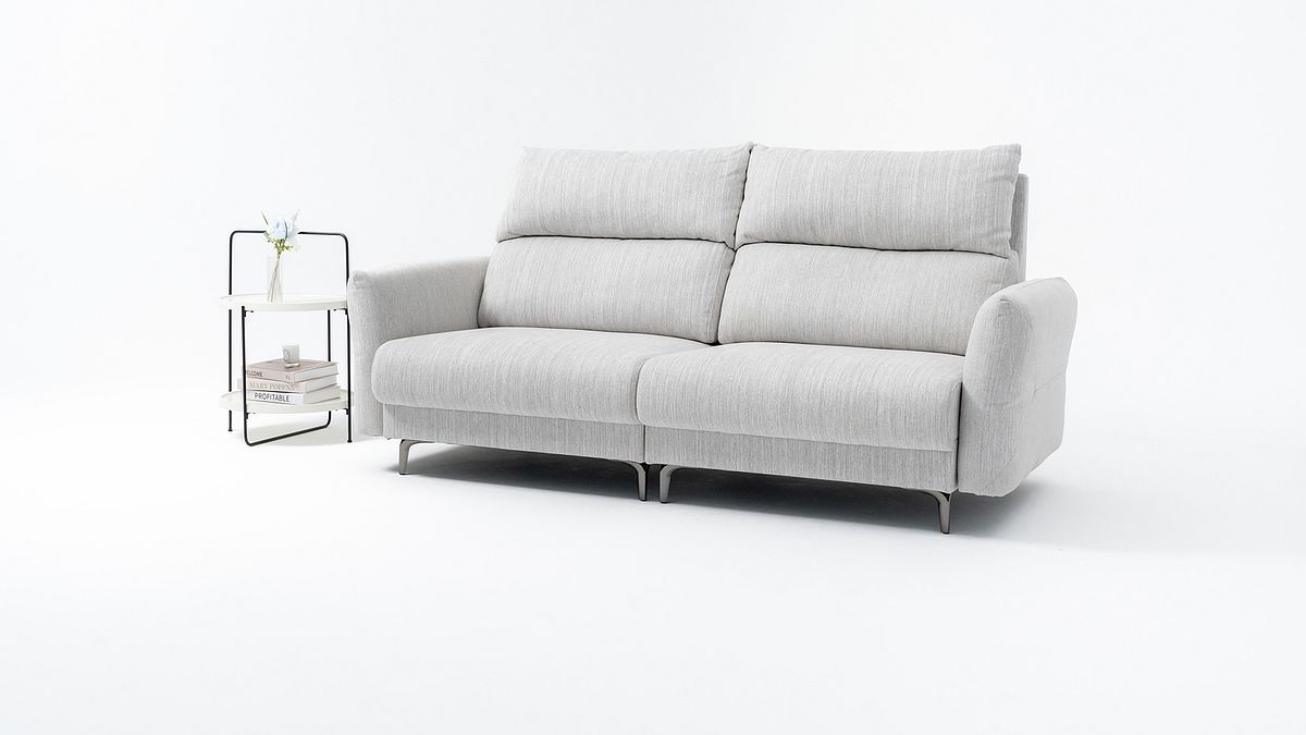 「約克沙發」專為小坪數住宅設計,兼具舒適與功能,讓小坪數空間同樣可以享受高品質生活。(圖/沙發先生提供) 「約克沙發」專為小坪數住宅設計,兼具舒適與功能,讓小坪數空間同樣可以享受高品質生活。(圖/沙發先生提供)