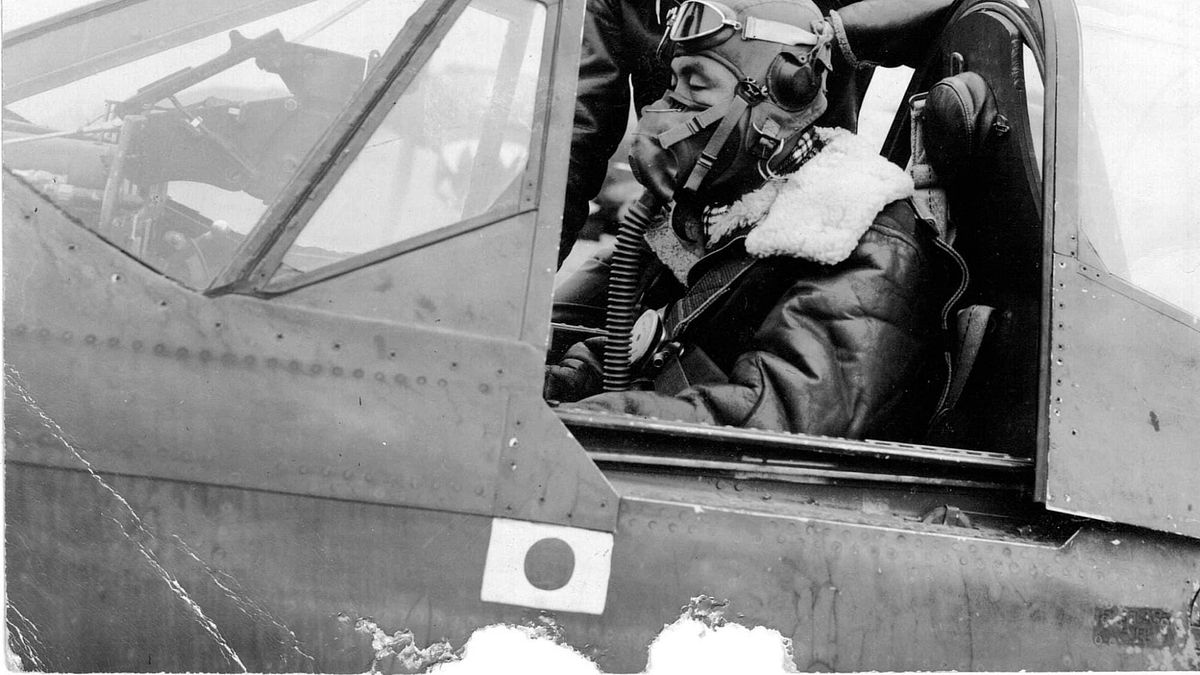 中美混合團第3大隊第28中隊中隊長斯崔克蘭與鄭松亭兩人在P-40的駕駛艙前合影。(鄭明禮提供) 中美混合團第3大隊第28中隊中隊長斯崔克蘭與鄭松亭兩人在P-40的駕駛艙前合影。(鄭明禮提供)