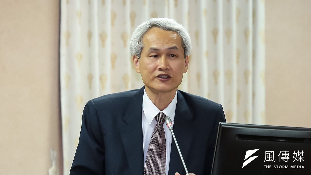 銓敘部規畫開放兼差打工為自己存老本,作者建議,兼差時數與收益上限應全面開放。圖為銓敘部長周弘憲。(資料照,顏麟宇攝) 銓敘部規畫開放兼差打工為自己存老本,作者建議,兼差時數與收益上限應全面開放。圖為銓敘部長周弘憲。(資料照,顏麟宇攝)