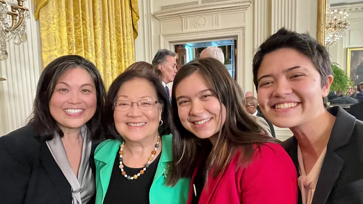 他の民族グループと比較し、アジア系有権者が急成長、今年の選挙で鍵を握る存在に。民主党のマツイ・ヒロノ上院議員(左から2番目)はアジア系政治家の代表的存在。(出典:@maziehirono X) 他の民族グループと比較し、アジア系有権者が急成長、今年の選挙で鍵を握る存在に。民主党のマツイ・ヒロノ上院議員(左から2番目)はアジア系政治家の代表的存在。(出典:@maziehirono X)