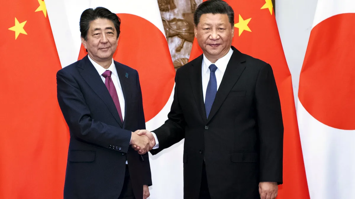 26日傍晚習近平與安倍晉三舉行會談,希望將兩國關係由競爭轉向合作,開啟中日關係新時代。(美聯社)