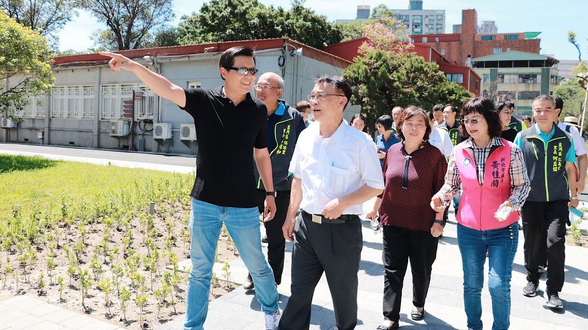 副市長朱惕之(前左)空中大學校長陳松柏(前右)與地方民意視察完工開放後的空大校園,體驗友善通行環境。(圖/新北市工務局提供) 副市長朱惕之(前左)空中大學校長陳松柏(前右)與地方民意視察完工開放後的空大校園,體驗友善通行環境。(圖/新北市工務局提供)