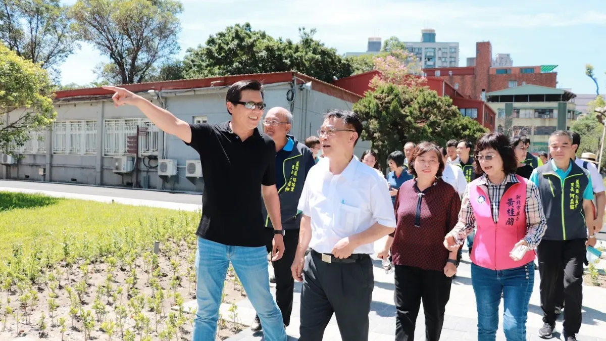 副市長朱惕之(前左)空中大學校長陳松柏(前右)與地方民意視察完工開放後的空大校園,體驗友善通行環境。(圖/新北市工務局提供)