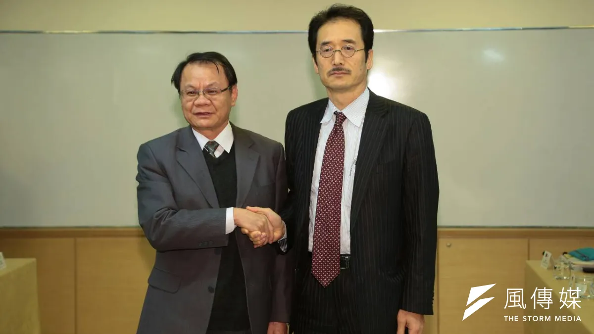 漁業署長蔡日耀(左)與日本水產廳次長長谷成人,於台日漁業委員會會前握手。(顏麟宇攝)