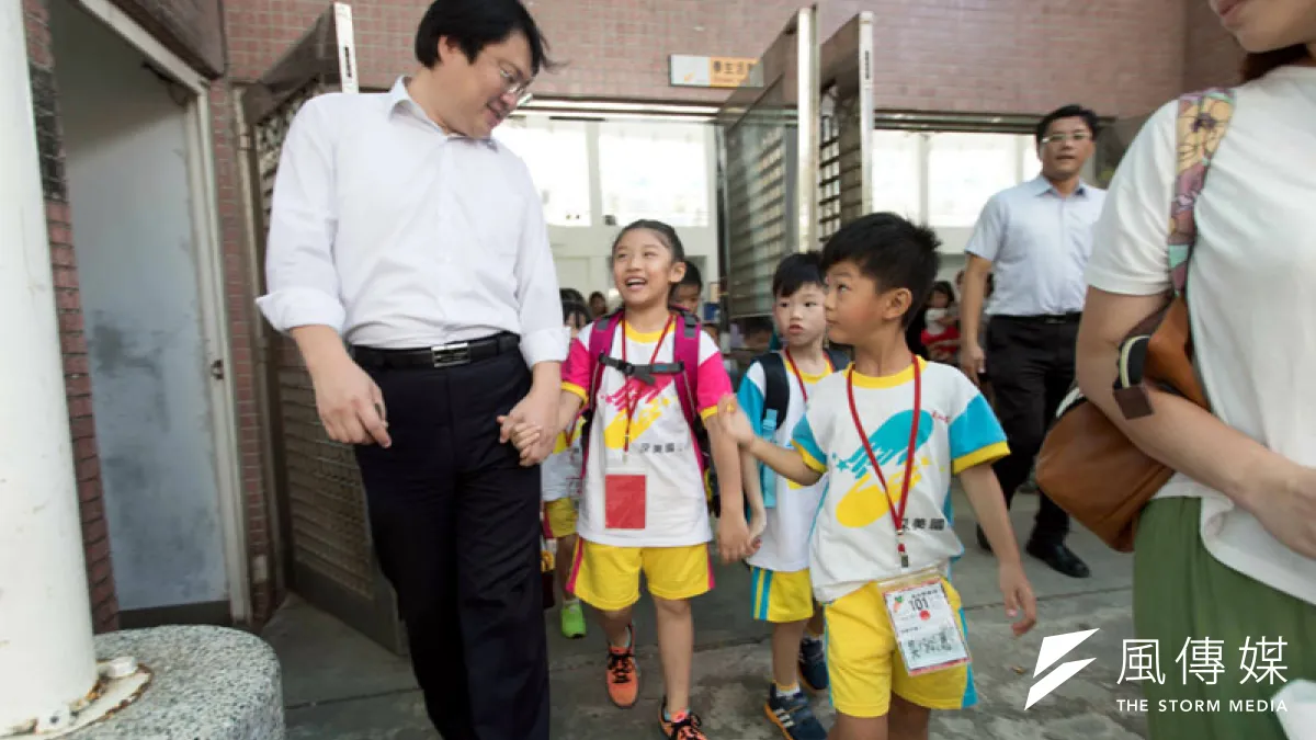 基隆市長林右昌拉著新生幼兒小手,一起走進學校。(圖/張毅攝)