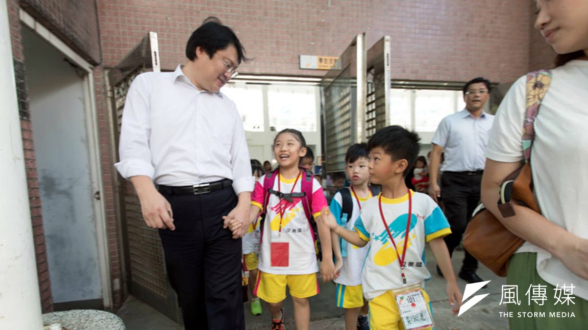 基隆市長林右昌拉著新生幼兒小手,一起走進學校。(圖/張毅攝) 基隆市長林右昌拉著新生幼兒小手,一起走進學校。(圖/張毅攝)