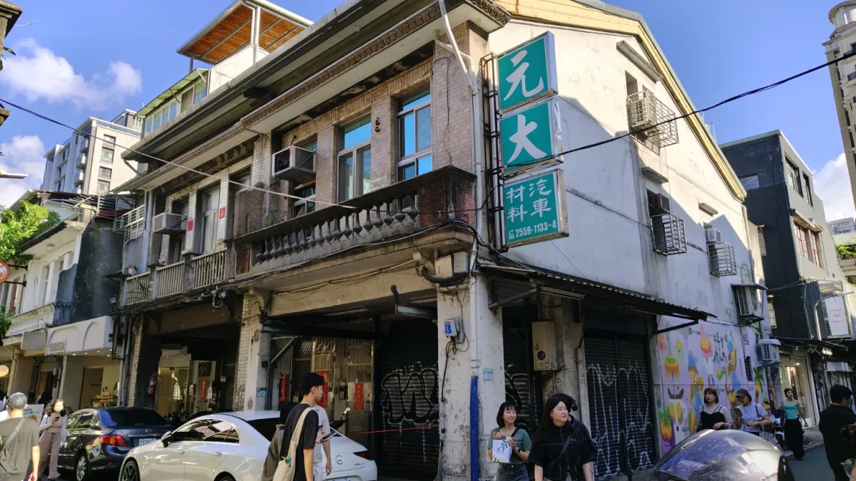 假日走進台北赤峰街,咖啡店、甜點店、古著店一路藏進老屋與巷弄裡,排隊、逛街、拍照的人潮幾乎已經成了這裡最熟悉的風景。(圖/魏甫丞攝)