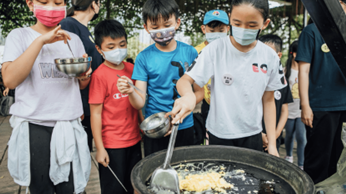 於1/21(五)至1/23(日) 寒假期間,辦理為期三天的「食材尋寶隊-孩子的田間食驗室」,邀請小朋友化身食材尋寶隊隊員,走進田間大玩特玩。(圖/高雄市農業局提供) 於1/21(五)至1/23(日) 寒假期間,辦理為期三天的「食材尋寶隊-孩子的田間食驗室」,邀請小朋友化身食材尋寶隊隊員,走進田間大玩特玩。(圖/高雄市農業局提供)