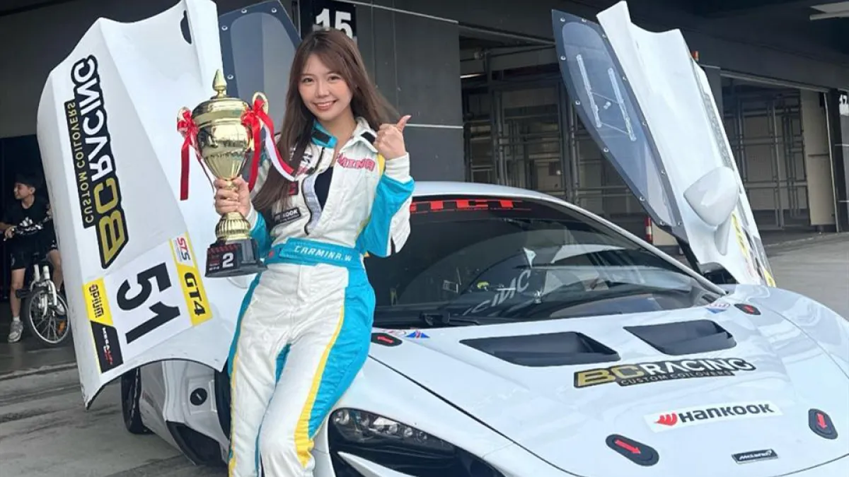 香港美女賽車手黃嘉雯參賽 Corolla Cup 統規賽!車模轉戰賽道展實力,花一年時間從 Showgirl 到賽車手超勵志!