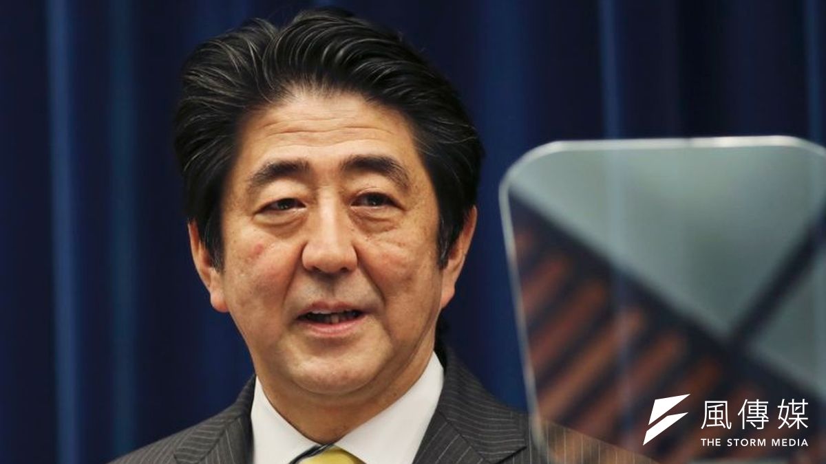 日本首相安倍晉三24日在東京舉行記者會,宣布啟動經濟改革。(美聯社) 日本首相安倍晉三24日在東京舉行記者會,宣布啟動經濟改革。(美聯社)