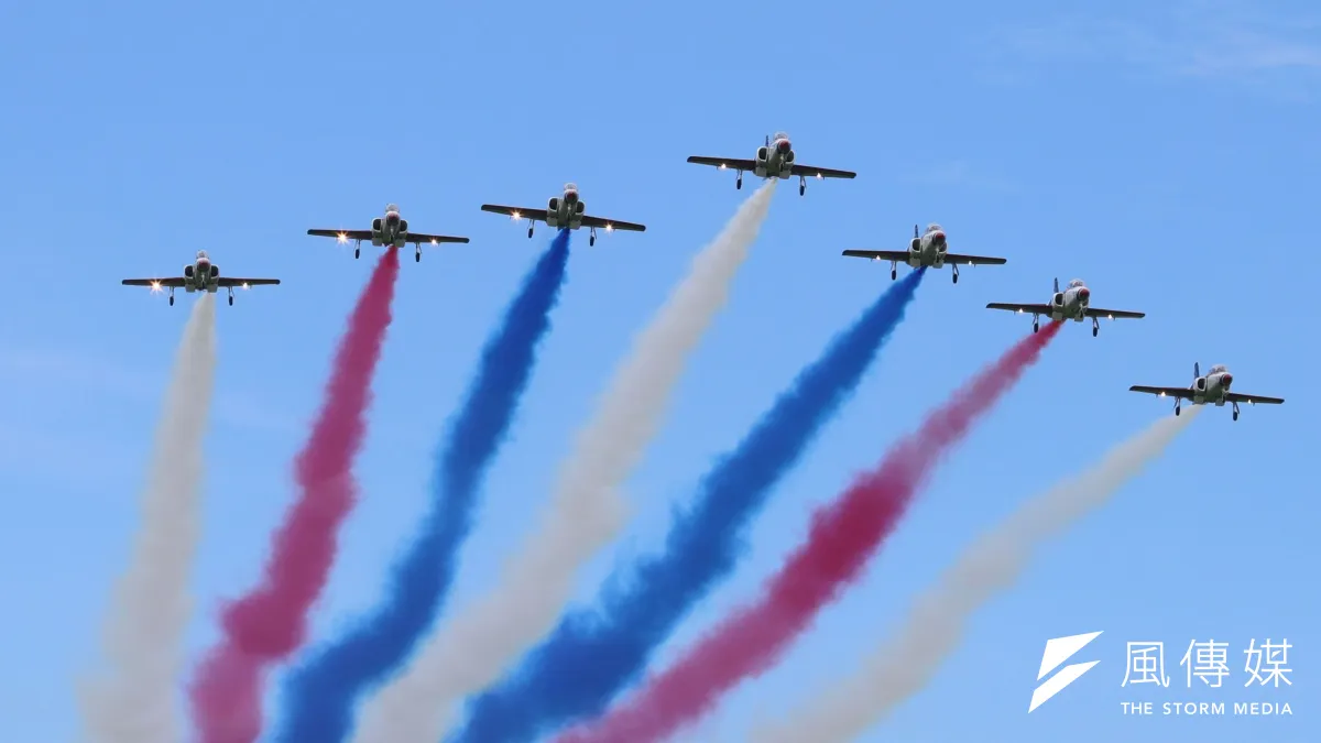 國防部12日在空軍清泉崗基地舉行「國防知性之旅活動-航空嘉年華」活動,圖為空軍雷虎小組駕AT3自強號教練機特技操演。(柯承惠攝)