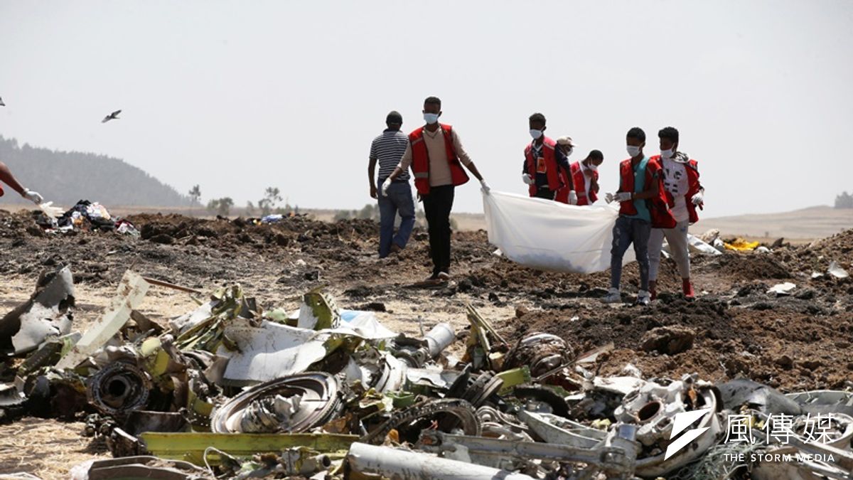 衣索比亞紅十字會成員,在衣航客機失事現場搜尋遇難者遺骸。(圖/*CUP) 衣索比亞紅十字會成員,在衣航客機失事現場搜尋遇難者遺骸。(圖/*CUP)