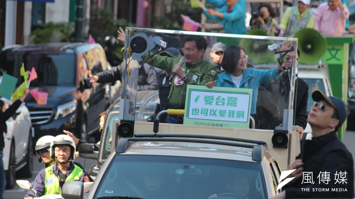 總統蔡英文8日持續陪同民進黨立委候選人進行車隊掃街。(黃信維攝)