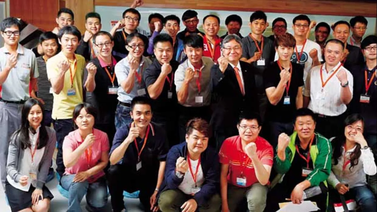 台中精機董事長黃明和(2排右3)發起客戶二代社群,也替在自家公司任特助的女兒黃怡穎(1排左1)、基層工程師兒子黃獻彬(2排左1)串起人脈平台。(攝影者.賴建宏)