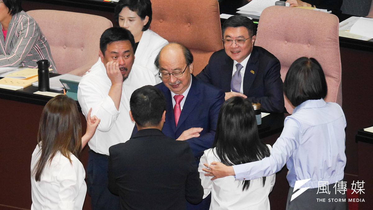 立法院開議,立委高金素梅(左一)提案退回總預算案。(蔡親傑攝) 立法院開議,立委高金素梅(左一)提案退回總預算案。(蔡親傑攝)