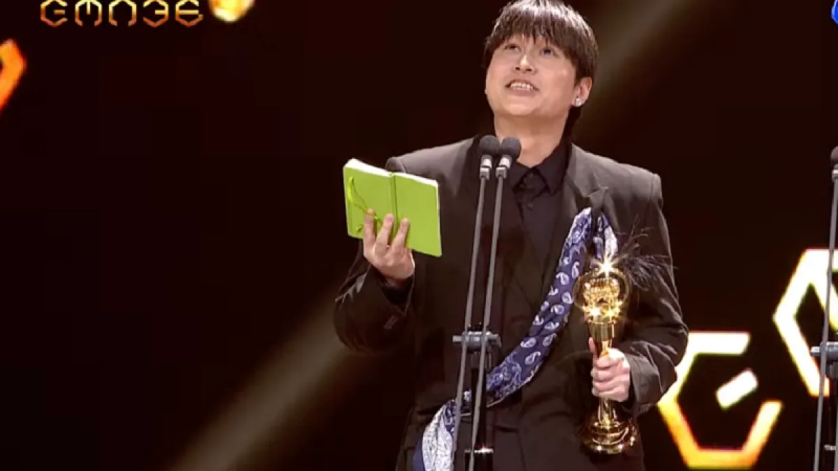 36屆金曲獎台語歌手得獎人陳以恆,在致詞時高喊「台灣獨立音樂萬歲」。(台視轉播視頻道截圖)