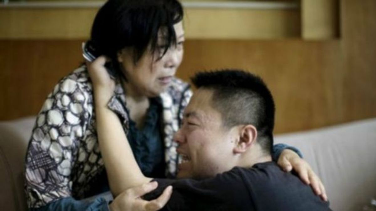 情緒激動的家屬在上海和南京繼續等待著來自監利的消息。(BBC中文網) 情緒激動的家屬在上海和南京繼續等待著來自監利的消息。(BBC中文網)