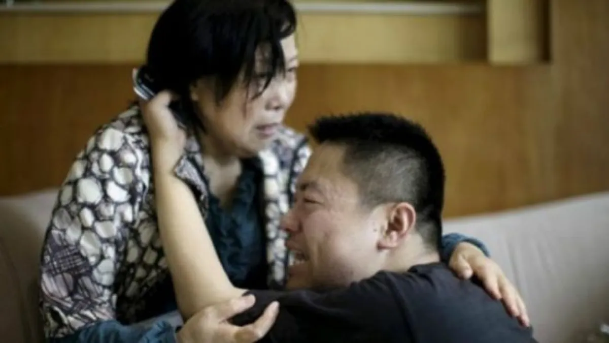 情緒激動的家屬在上海和南京繼續等待著來自監利的消息。(BBC中文網)