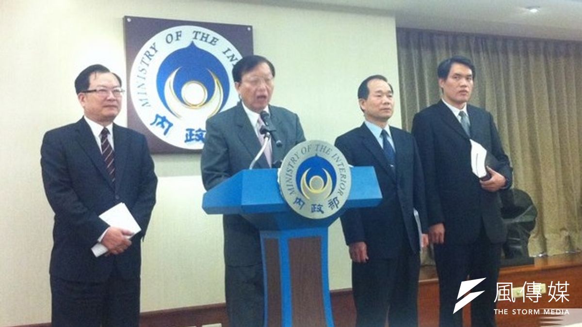 內政部長陳威仁(左二)30日下午舉行記者會,針對立法院近日發生的圍堵事件,表示會從重求刑。(張文馨攝) 內政部長陳威仁(左二)30日下午舉行記者會,針對立法院近日發生的圍堵事件,表示會從重求刑。(張文馨攝)
