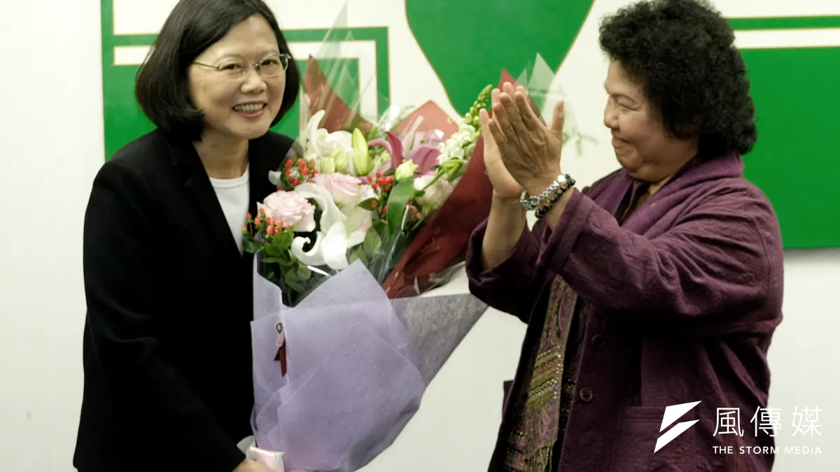 高雄市長陳菊(右)賣力為民進黨總統候選人蔡英文(左)輔選,未來可望是替蔡英文穩住黨權的最佳人選。(資料照,吳逸驊攝)