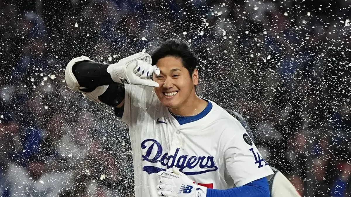 『サヨナラ弾で新ポーズ披露』米大リーグ、ブレーブス戦でサヨナラ本塁打を放った大谷翔平選手は手荒い祝福を受けながら2025年シーズンの新たな決めポーズで生還(写真/4月2日:米国・ロサンゼルス/スポーツニッポン提供)