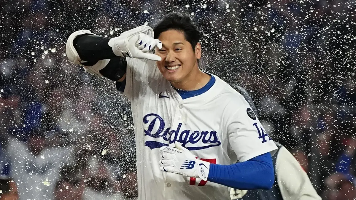 『サヨナラ弾で新ポーズ披露』米大リーグ、ブレーブス戦でサヨナラ本塁打を放った大谷翔平選手は手荒い祝福を受けながら2025年シーズンの新たな決めポーズで生還(写真/4月2日:米国・ロサンゼルス/スポーツニッポン提供) 『サヨナラ弾で新ポーズ披露』米大リーグ、ブレーブス戦でサヨナラ本塁打を放った大谷翔平選手は手荒い祝福を受けながら2025年シーズンの新たな決めポーズで生還(写真/4月2日:米国・ロサンゼルス/スポーツニッポン提供)