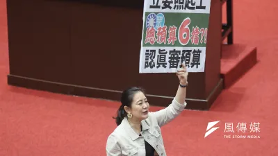 立法院院會就總預算案議程進行表決處理,民進黨立委吳思瑤舉標語表達立場。(資料照,柯承惠攝)