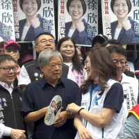 前新竹縣長范振宗(前左2)今日在造勢場合直指若選舉輸了,中國國民黨主席鄭麗文(前右)是最大的戰犯。(資料照,中央社) 前新竹縣長范振宗(前左2)今日在造勢場合直指若選舉輸了,中國國民黨主席鄭麗文(前右)是最大的戰犯。(資料照,中央社)