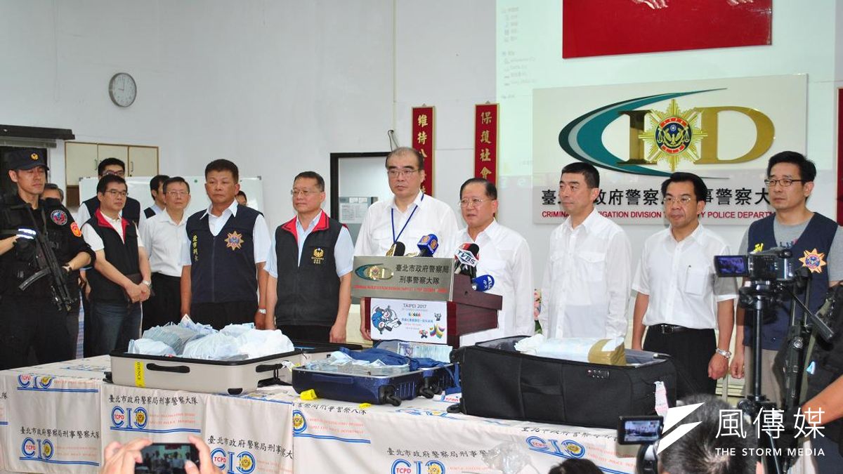 一銀盜領案破案,警政署長陳國恩及台北市警察局長邱豐光舉行記者會。(取自台北市政府網站) 一銀盜領案破案,警政署長陳國恩及台北市警察局長邱豐光舉行記者會。(取自台北市政府網站)