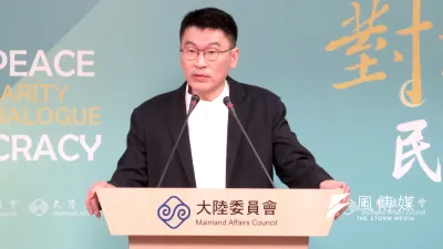 陸委會副主委梁文傑主持例行記者會,回應陸方提出恢復兩岸空運直航的議題。(楊騰凱攝)
