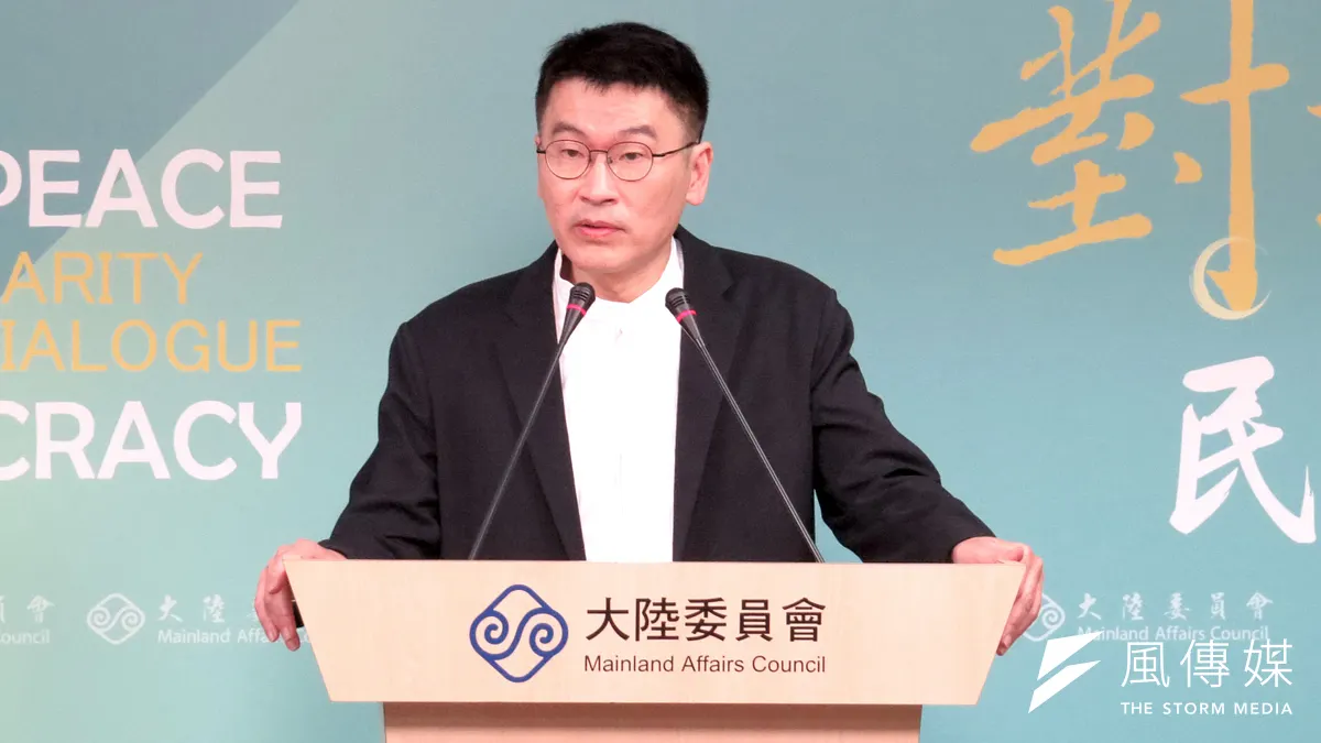 陸委會副主委梁文傑主持例行記者會,回應陸方提出恢復兩岸空運直航的議題。(楊騰凱攝)