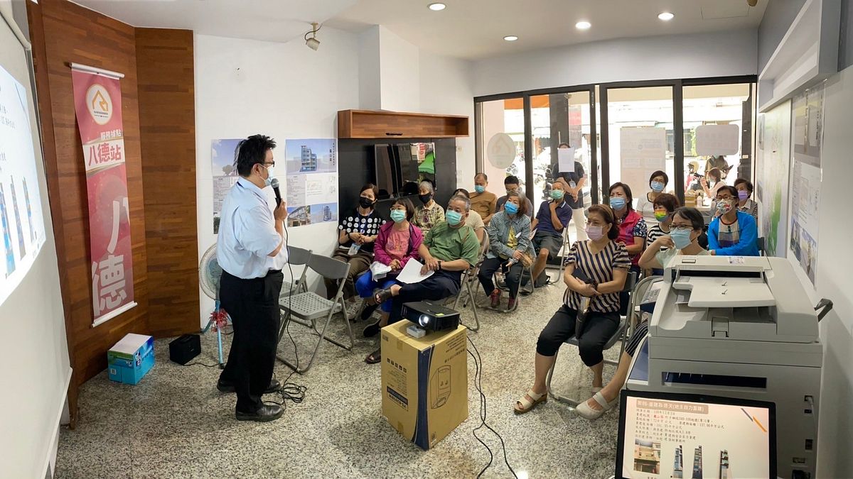 每處據點依舊會安排專業建築師做諮詢服務以及辦理危老重建說明會。(圖/高雄市府提供) 每處據點依舊會安排專業建築師做諮詢服務以及辦理危老重建說明會。(圖/高雄市府提供)