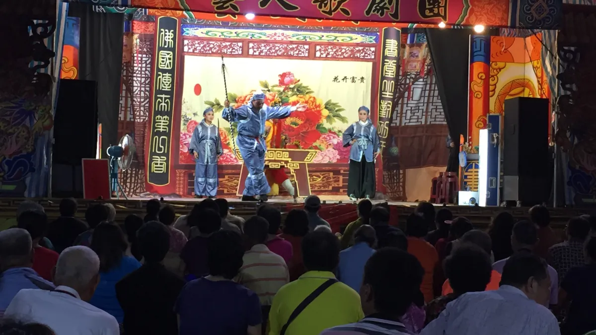 觀眾爆滿力挺 「藝人」酬神演出嗨翻大甲鎮瀾宮
