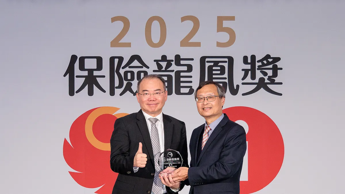 第一金人壽榮獲「最嚮往的壽險公司」,總經理邢益華(左)代表領獎。(圖/第一金人壽提供)