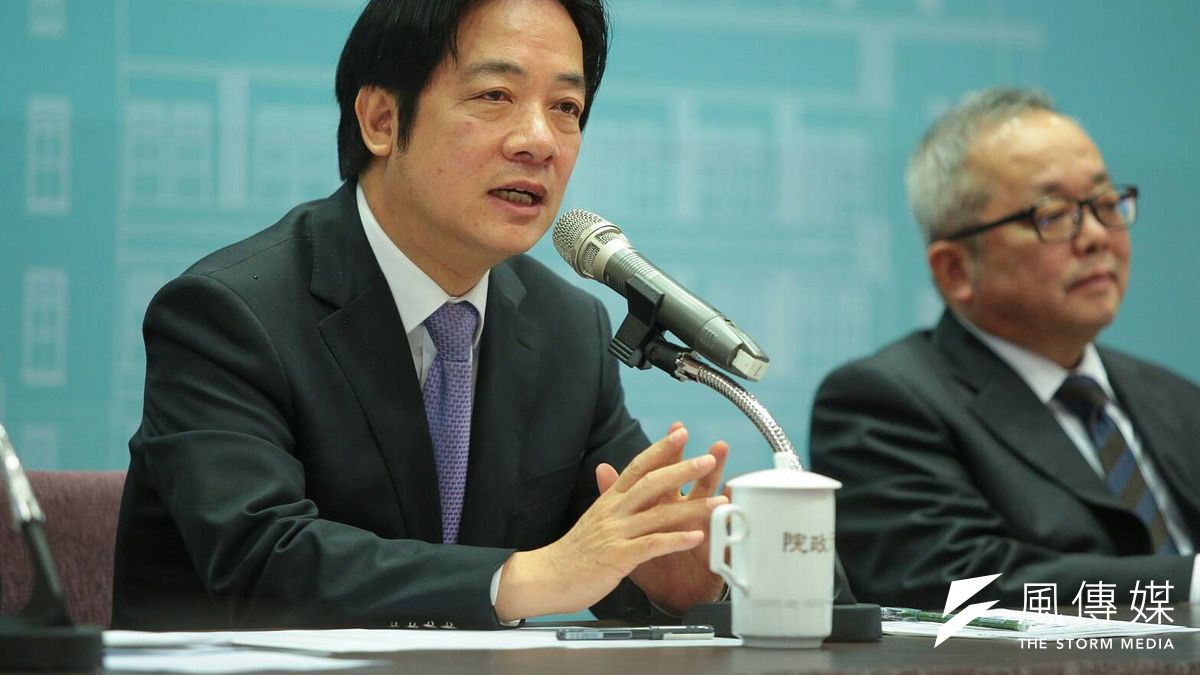 行政院年終記者會,行政院長賴清德(左)說,記者問4個問題,好像都在慰留他?(顏麟宇攝) 行政院年終記者會,行政院長賴清德(左)說,記者問4個問題,好像都在慰留他?(顏麟宇攝)