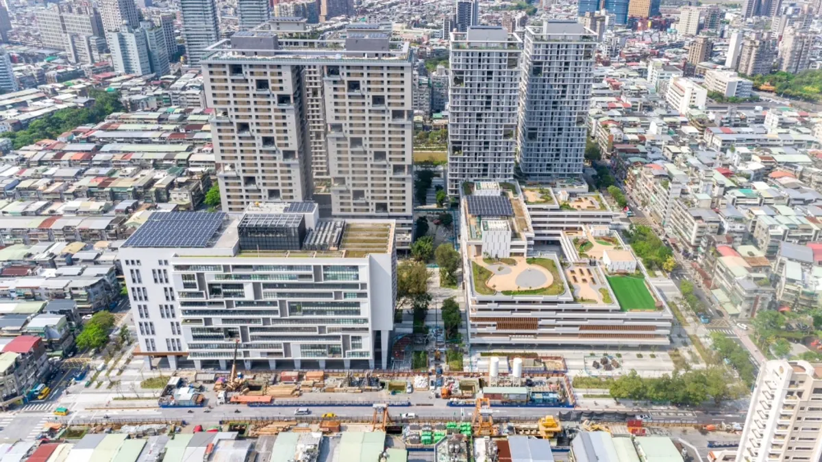 北市府推動「都市降溫宜居家園專案計畫」,針對綠容積、密集綠覆、深陽台及連續遮簷設施之建蔽容積計算方式,進行專案都市計畫擬訂。(圖/臺北市政府都發局提供) 北市府推動「都市降溫宜居家園專案計畫」,針對綠容積、密集綠覆、深陽台及連續遮簷設施之建蔽容積計算方式,進行專案都市計畫擬訂。(圖/臺北市政府都發局提供)