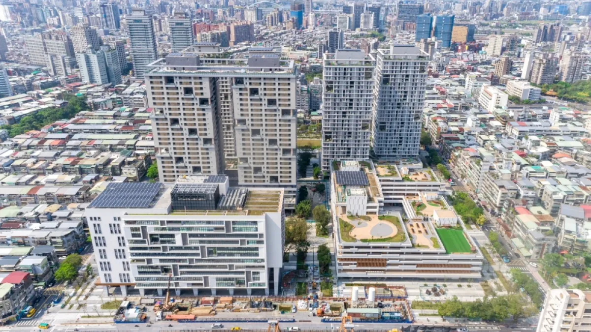 北市府推動「都市降溫宜居家園專案計畫」,針對綠容積、密集綠覆、深陽台及連續遮簷設施之建蔽容積計算方式,進行專案都市計畫擬訂。(圖/臺北市政府都發局提供)