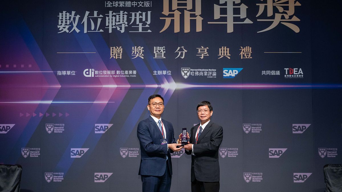 中鋼「熱軋工場加熱爐數位智慧溫控系統開發」成功案例,近日榮獲《哈佛商業評論》第四屆數位轉型「鼎革獎」之智造升級轉型獎大型企業組首獎暨ESG特別獎,由陳守道總經理(右)代表公司接受SAP全球副總裁暨台灣總經理陳志惟頒獎。(圖/中鋼) 中鋼「熱軋工場加熱爐數位智慧溫控系統開發」成功案例,近日榮獲《哈佛商業評論》第四屆數位轉型「鼎革獎」之智造升級轉型獎大型企業組首獎暨ESG特別獎,由陳守道總經理(右)代表公司接受SAP全球副總裁暨台灣總經理陳志惟頒獎。(圖/中鋼)